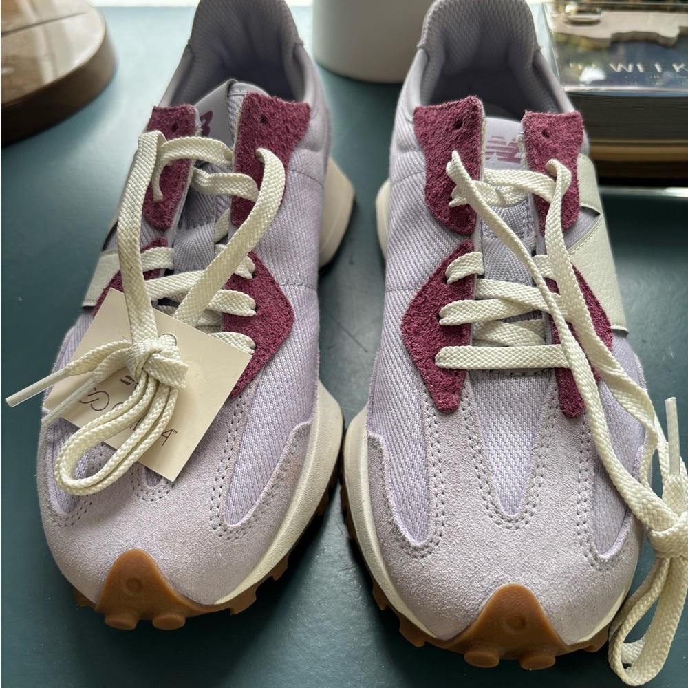 NB 327 NWT women’s tennis shoe